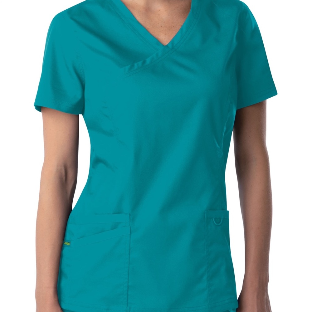 New  without tags, scrubs set Landau pro flex. Small top and xsmall pants .